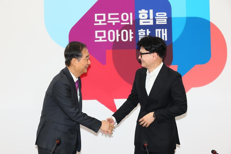 한덕수 국무총리가 3일 여의도 국회에서 국민의힘 한동훈 대표와 의정갈등 해결 방안 등을 논의하고 있다.