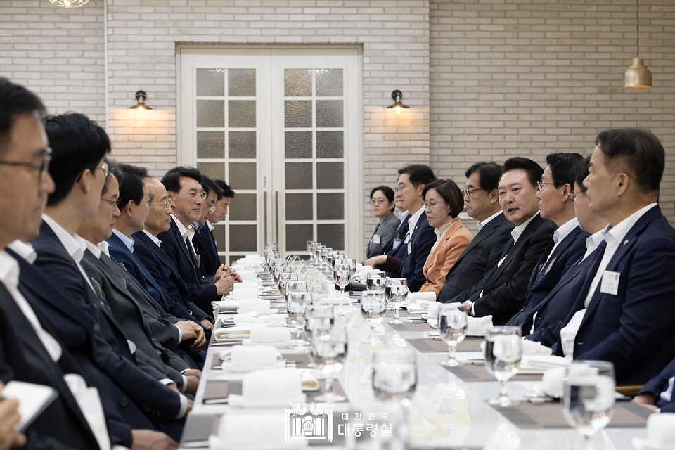 10월 2일 윤석열 대통령은 대통령실 파인그라스에서 국민의힘 원내지도부, 상임위원장 및 간사단을 격려하기 위해 만찬을 가졌습니다.