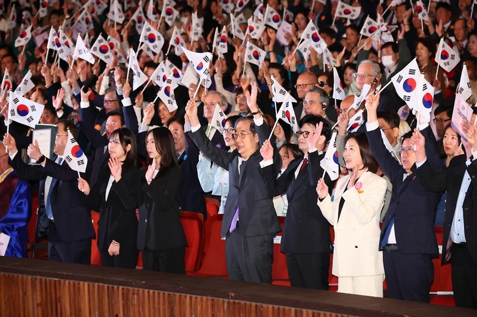 한덕수 국무총리가 3일 종로구 세종문화회관 대극장에서 열린 제4356주년 개천절 경축식에서 경축사를 하고 있다.