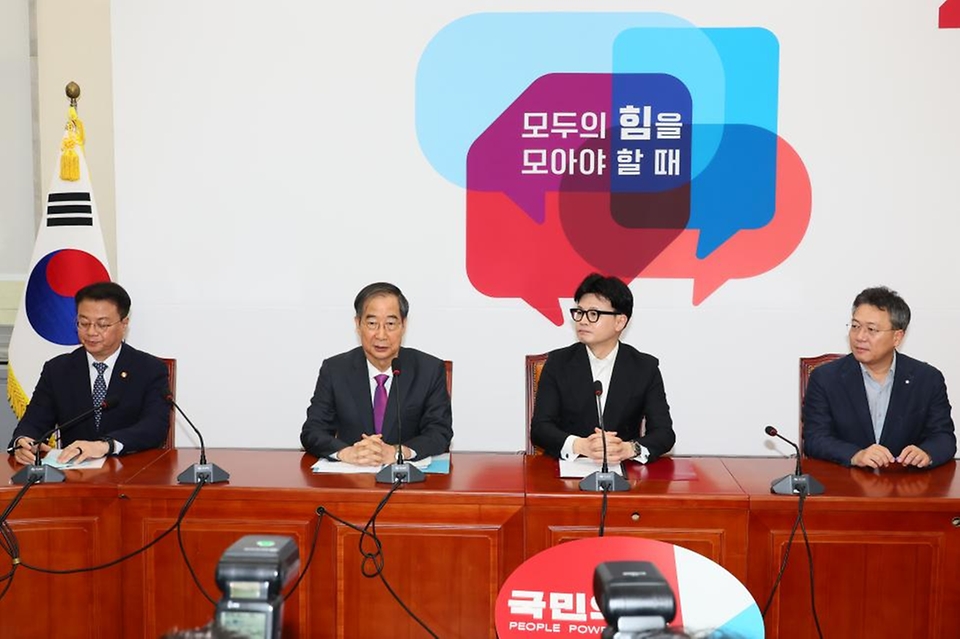 한덕수 국무총리가 3일 여의도 국회에서 국민의힘 한동훈 대표와 의정갈등 해결 방안 등을 논의하고 있다.