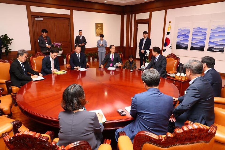 한덕수 국무총리가 3일 여의도 국회에서 우원식 국회의장과 의정갈등 해결 방안 등을 논의하고 있다.