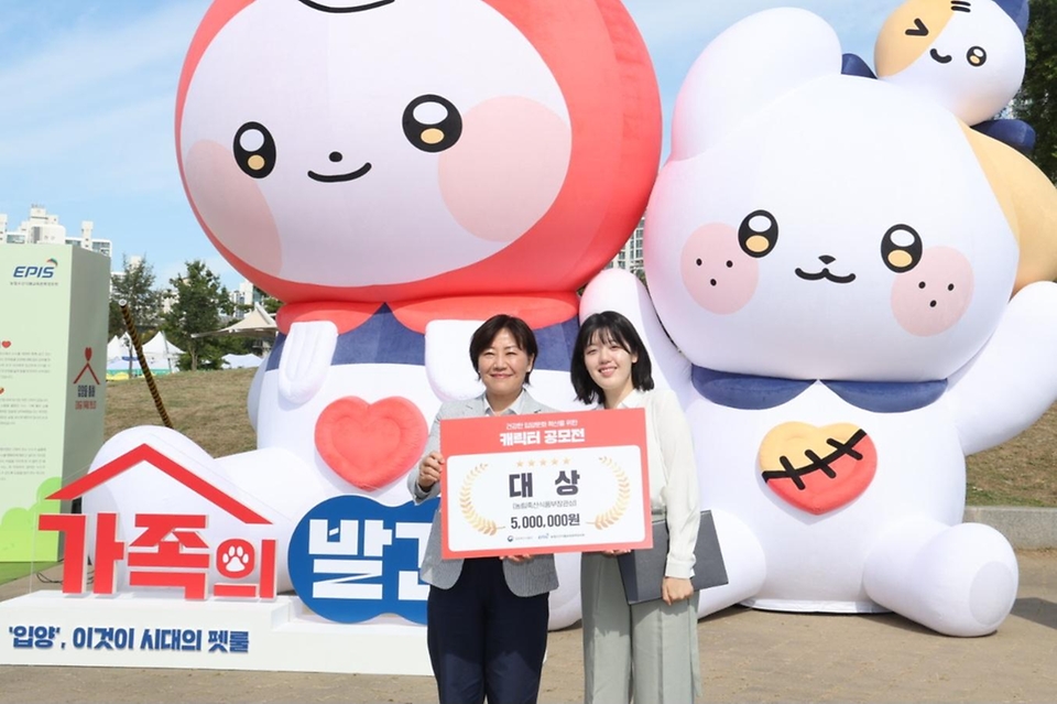 송미령 농림축산식품부 장관은 10월 5일(토), 서울 뚝섬 한강공원에서 온 가족이 함께 즐길 수 있는 반려동물 문화 축제 ‘가족의 발견(犬)’행사에 참석하여 사람과 동물, 반려인과 비반려인이 서로를 이해하고 공존하는 성숙한 반려동물 문화가 확산되도록 적극 지원하겠다고 하였습니다. 