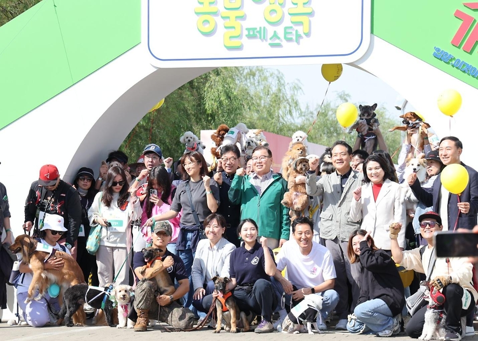 송미령 농림축산식품부 장관은 10월 5일(토), 서울 뚝섬 한강공원에서 온 가족이 함께 즐길 수 있는 반려동물 문화 축제 ‘가족의 발견(犬)’행사에 참석하여 사람과 동물, 반려인과 비반려인이 서로를 이해하고 공존하는 성숙한 반려동물 문화가 확산되도록 적극 지원하겠다고 하였습니다. 