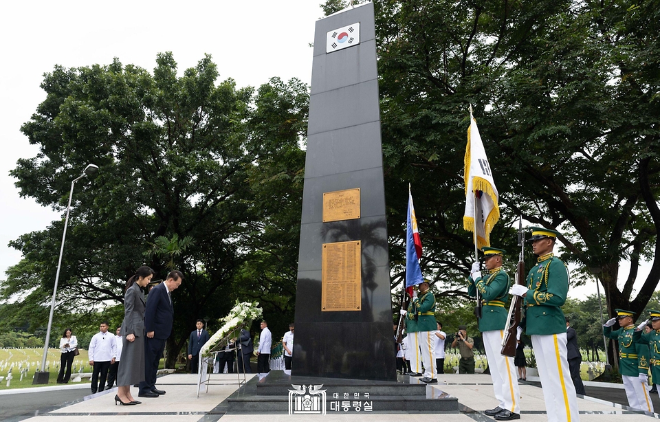 윤석열 대통령 부부는 6일(현지시간) 한국전 참전기념비에 헌화했습니다.