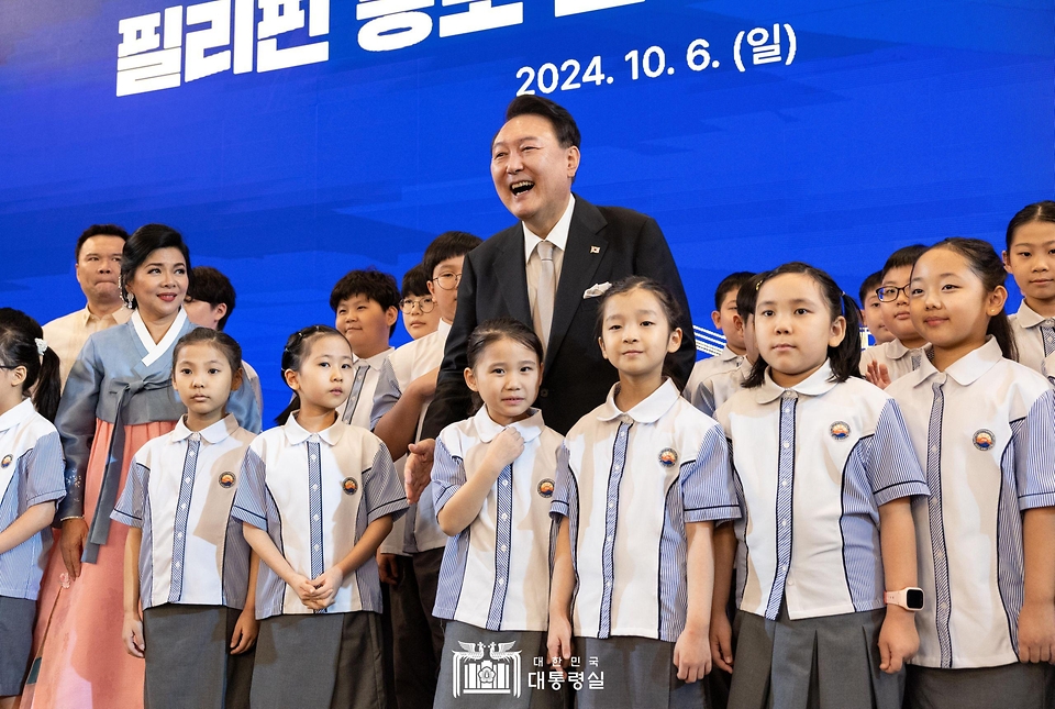 윤석열 대통령 부부는 6일(현지시간) 필리핀 동포를 초청해 만찬 간담회를 가졌습니다.