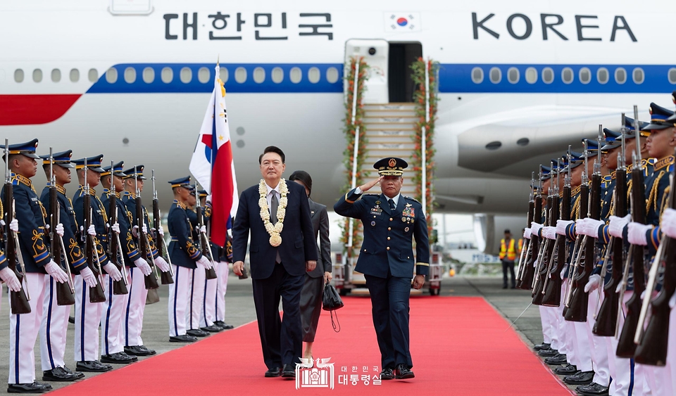 윤석열 대통령 부부는 6일 필리핀 마닐라 공항에 도착했습니다.