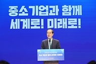 한덕수 국무총리가 8일 제주도 서귀포시 해비치호텔 제주에서 열린 2024 중소기업 리더스포럼 개막식에 참석, 격려사를 하고 있다.