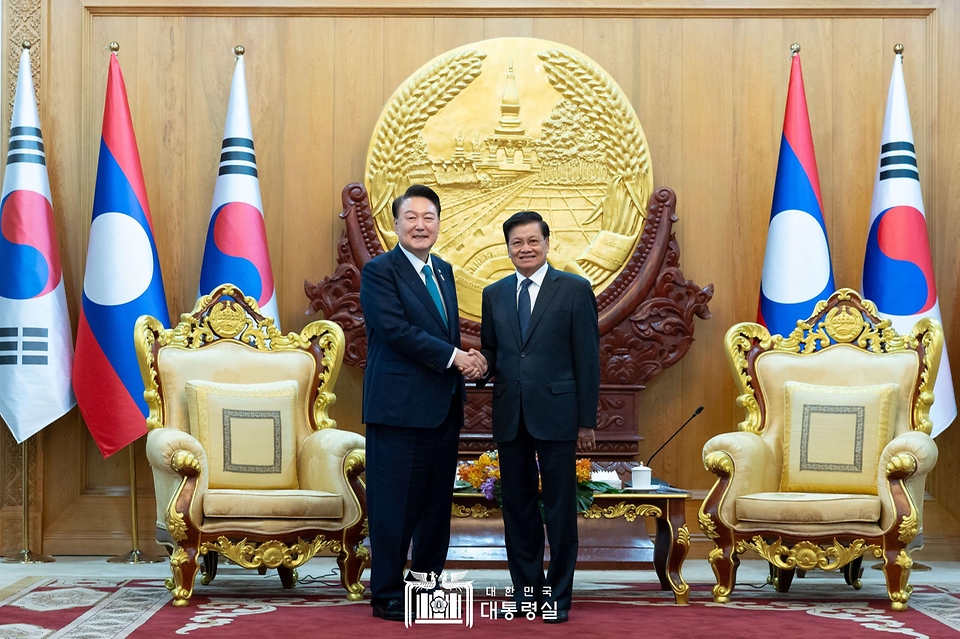 10월 10일 아세안 관련 정상회의 참석을 위해 라오스 비엔티안을 방문 중인 윤석열 대통령은 ‘통룬 시술릿 (Thongloun Sisoulith)’ 라오스 국가주석과 첫 정상회담(소인수 회담)을 가졌습니다.