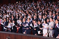 한덕수 국무총리가 9일 종로구 세종문화회관에서 열린 제578돌 한글날 경축식에 참석, 기념사 및 한글날 노래를 부르고 있다.