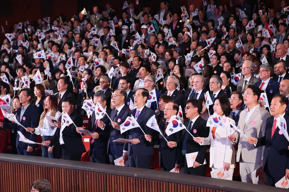 한덕수 국무총리가 9일 종로구 세종문화회관에서 열린 제578돌 한글날 경축식에 참석, 기념사 및 한글날 노래를 부르고 있다.