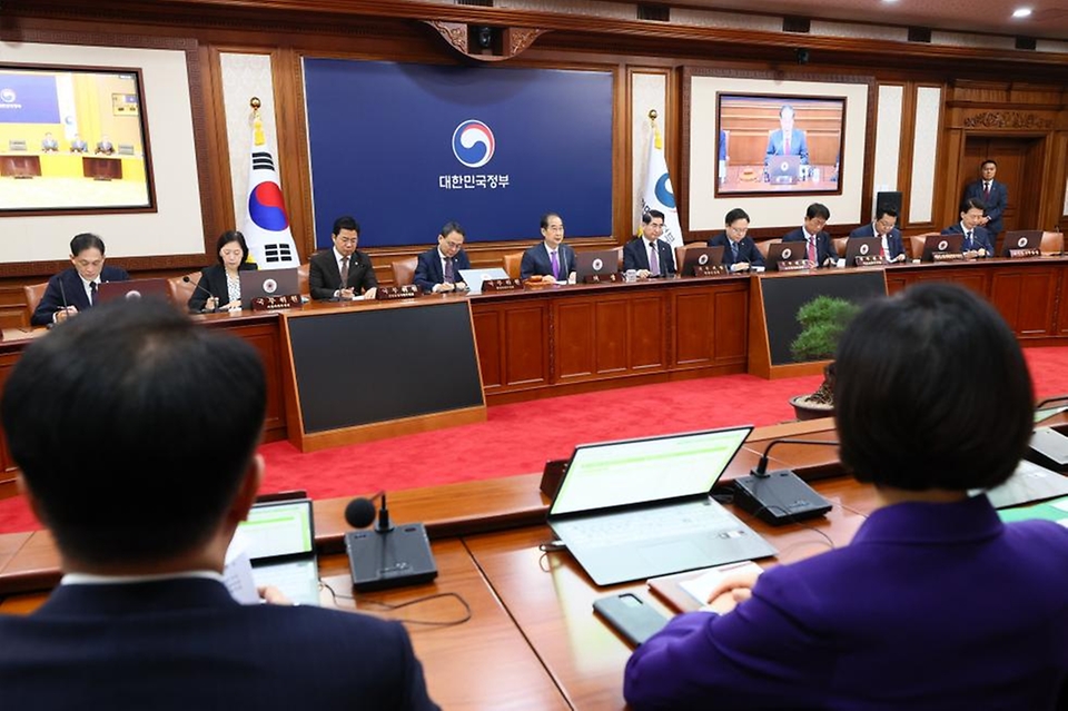 한덕수 국무총리가 10일 세종대로 정부서울청사에서 열린 국무회의를 주재, 모두발언을 하고 있다.