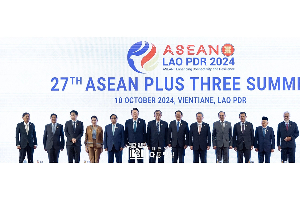 10월 10일 윤석열 대통령은 라오스 비엔티안에서 열린 ASEAN+3 정상회의에 참석했습니다.