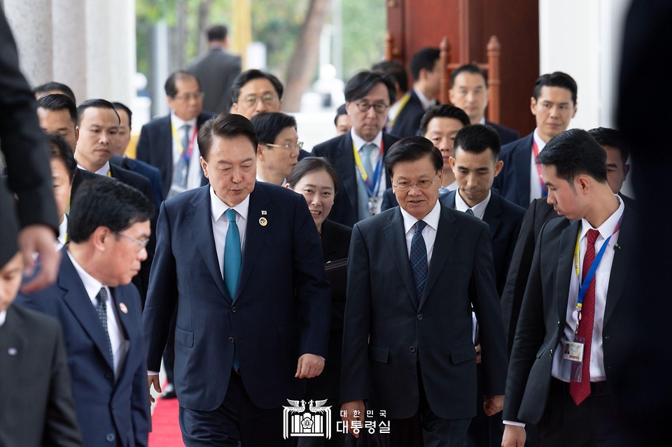 10월 10일 아세안 관련 정상회의 참석을 위해 라오스 비엔티안을 방문 중인 윤석열 대통령은 ‘통룬 시술릿 (Thongloun Sisoulith)’ 라오스 국가주석과 첫 정상회담(확대 회담)을 가졌습니다.