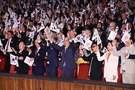 한덕수 국무총리가 9일 종로구 세종문화회관에서 열린 제578돌 한글날 경축식에 참석, 기념사 및 한글날 노래를 부르고 있다.