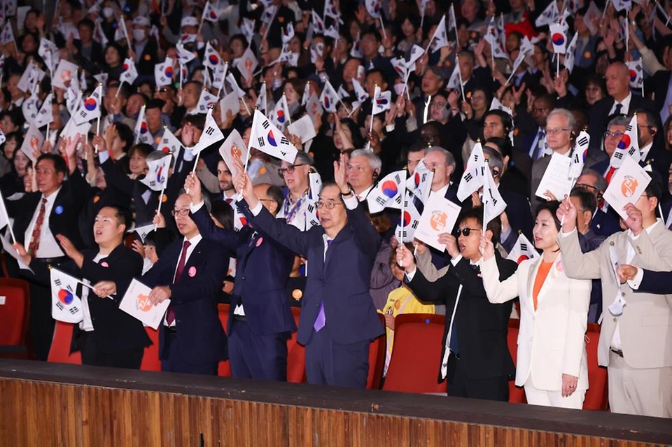 한덕수 국무총리가 9일 종로구 세종문화회관에서 열린 제578돌 한글날 경축식에 참석, 기념사 및 한글날 노래를 부르고 있다.