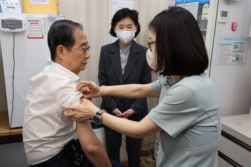 한덕수 국무총리가 14일 종로구 하나로의료재단에서 코로나19 백신 접종을 받고 있다.