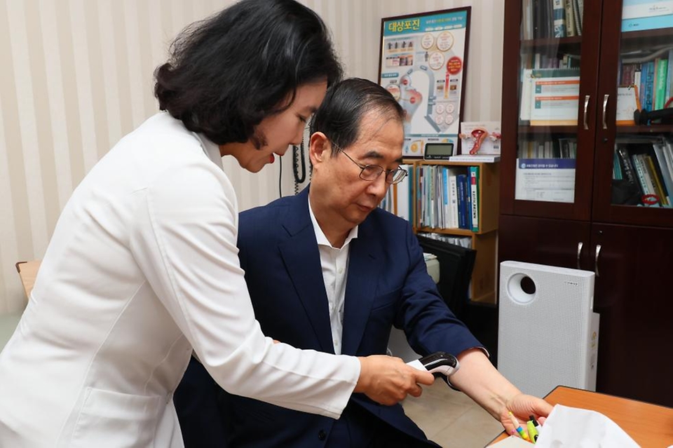 한덕수 국무총리가 14일 종로구 하나로의료재단에서 코로나19 백신 접종을 받고 있다.