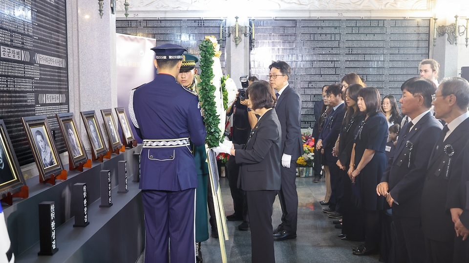 강정애 국가보훈부 장관이 17일 오후 국립서울현충원 위패 봉안관에서 거행된 국외 독립유공자 합동 위패봉안식에 참석하여 유족을 비롯한 독립운동 단체 관계자들과 함께 헌화 및 묵념을 하고 있다. 