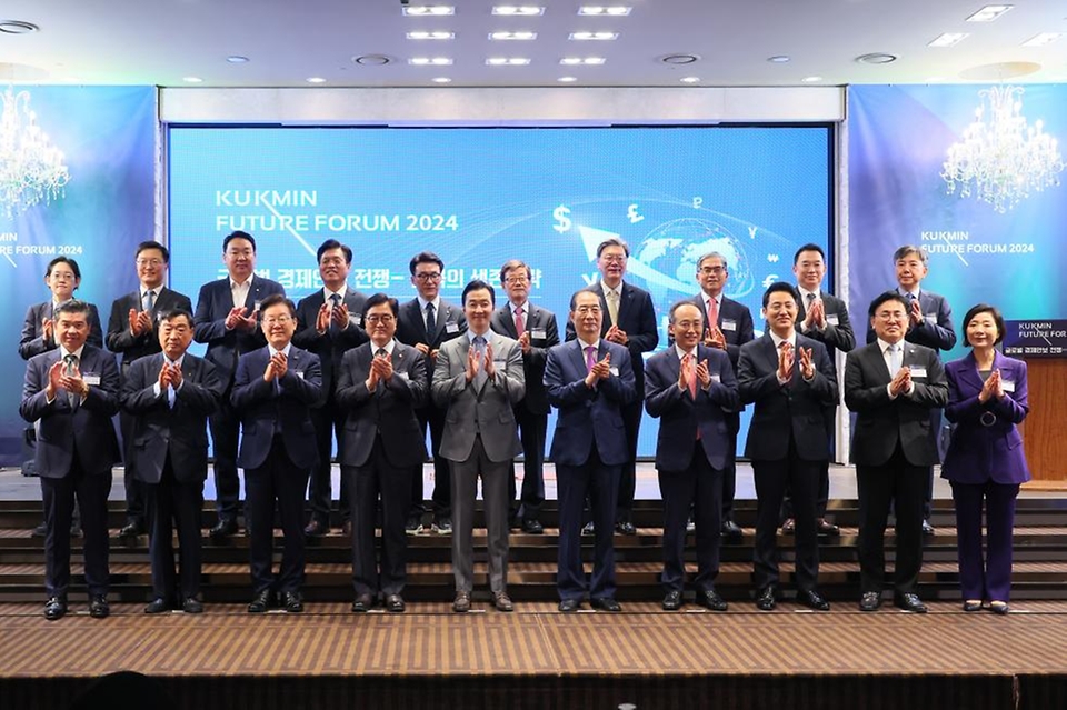 한덕수 국무총리가 17일 여의도 CCMM빌딩에서 열린 국민일보 2024 국민미래포럼에 참석, 축사를 하고 있다.