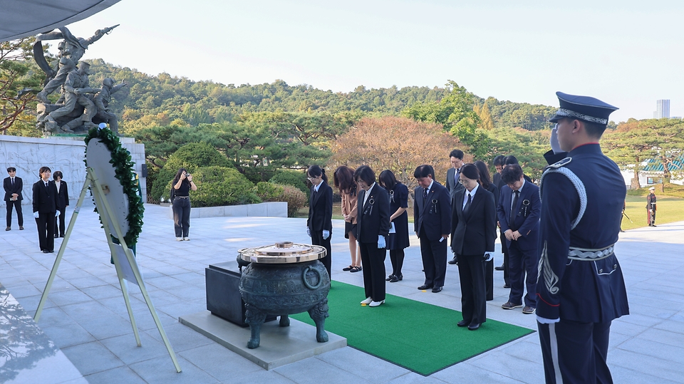 강정애 국가보훈부 장관이 17일 오후 국립서울현충원 위패 봉안관에서 거행된 국외 독립유공자 합동 위패봉안식에 앞서 유족을 비롯한 독립운동 단체 관계자들과 함께 현충탑에 헌화 및 분향을 하고 있다. 