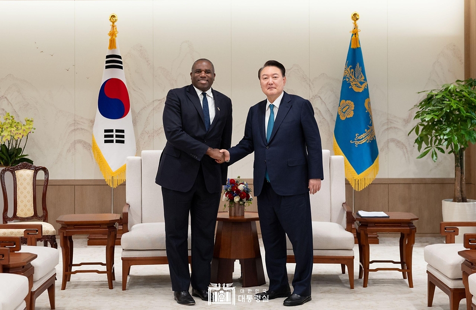 10월 21일 윤석열 대통령은 ‘데이비드 라미(David Lammy)’ 영국 외교장관을 접견하고, 한-영 양국관계 발전 방안에 대해 의견을 교환했습니다.