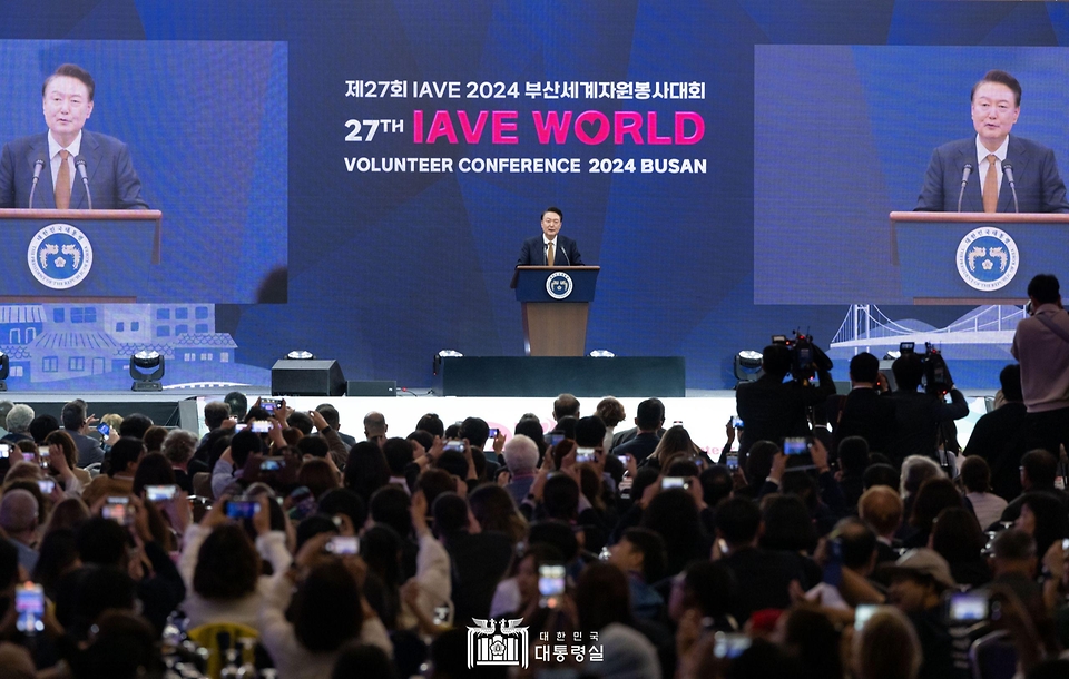 10월 22일 윤석열 대통령은 부산광역시에서 개최된 ‘제27회 IAVE 2024 부산세계자원봉사대회’에 참석해 전 세계 90여 개국 800여 명의 자원봉사자를 격려하고 대회 개최를 축하했습니다.