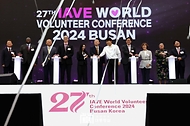 10월 22일 윤석열 대통령은 부산광역시에서 개최된 ‘제27회 IAVE 2024 부산세계자원봉사대회’에 참석해 전 세계 90여 개국 800여 명의 자원봉사자를 격려하고 대회 개최를 축하했습니다.