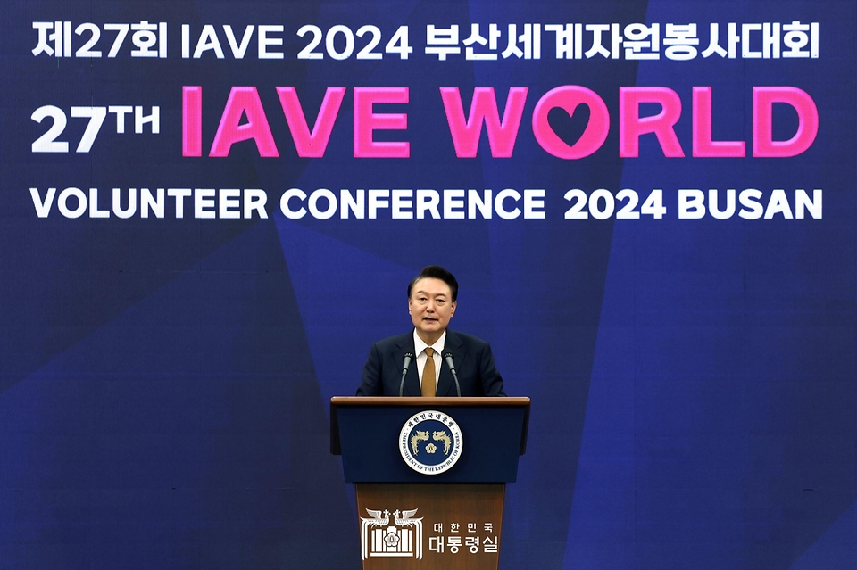 10월 22일 윤석열 대통령은 부산광역시에서 개최된 ‘제27회 IAVE 2024 부산세계자원봉사대회’에 참석해 전 세계 90여 개국 800여 명의 자원봉사자를 격려하고 대회 개최를 축하했습니다.