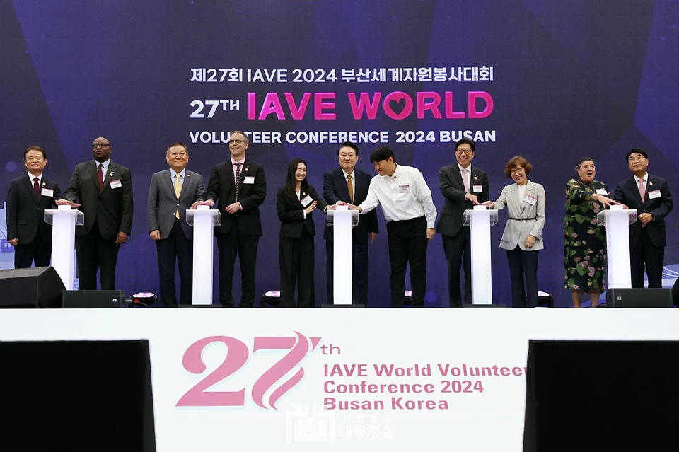 10월 22일 윤석열 대통령은 부산광역시에서 개최된 ‘제27회 IAVE 2024 부산세계자원봉사대회’에 참석해 전 세계 90여 개국 800여 명의 자원봉사자를 격려하고 대회 개최를 축하했습니다.