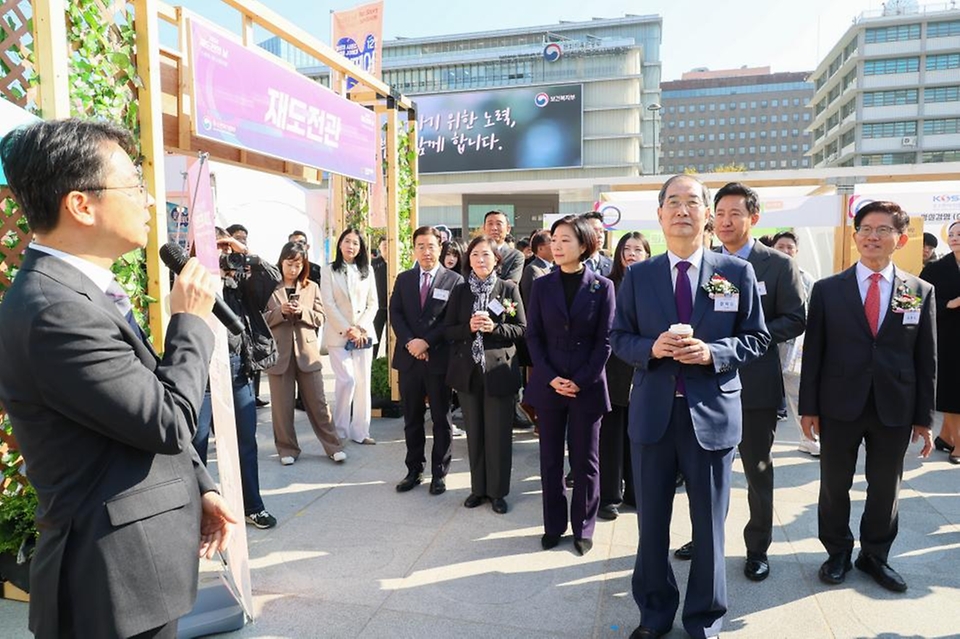 한덕수 국무총리가 24일 광화문광장에서 열린 동아일보 리스타트 잡페어에서 연설을 하고 있다.