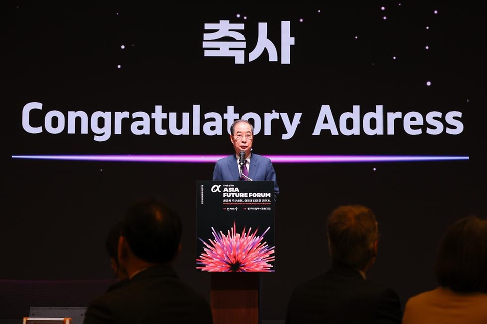 한덕수 국무총리가 24일 중구 대한상공회의소에서 열린 한겨레 제15회 아시아미래포럼에서 축사를 하고 있다.