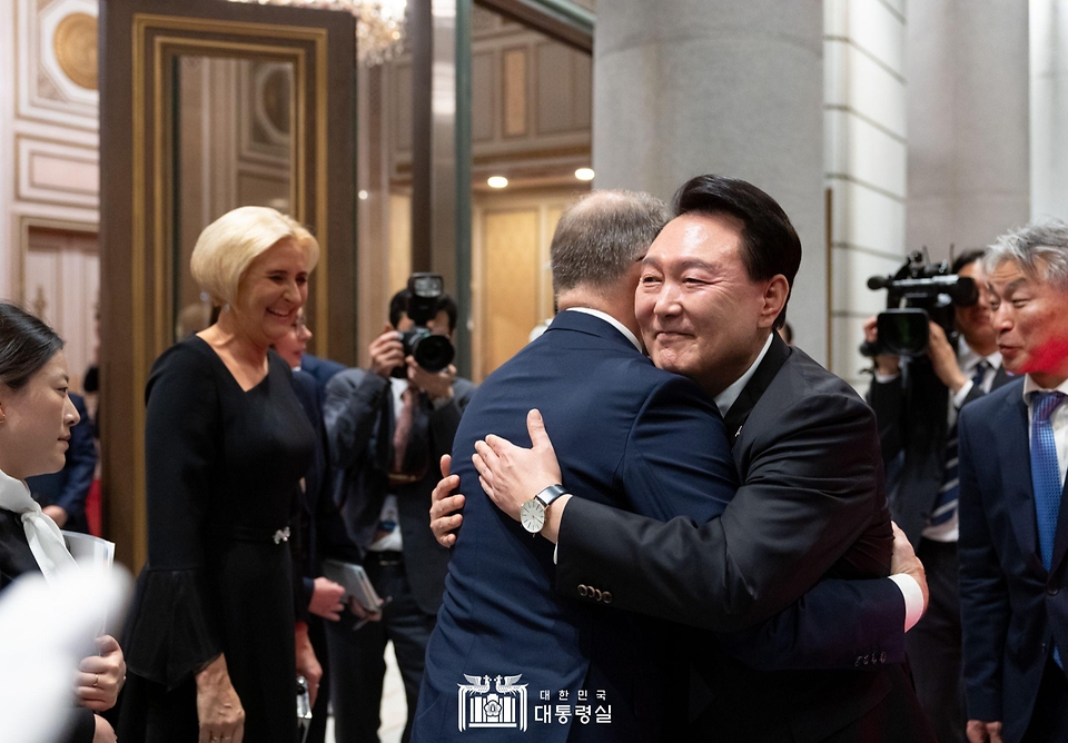 10월 24일 윤석열 대통령 부부는 청와대 영빈관에서 한국을 국빈 방문 중인 ‘안제이 두다(Andrzej Duda)’ 폴란드 대통령과 ‘아가타 콘하우저-두다(Agata Kornhauser-Duda)’ 영부인을 위한 국빈만찬을 함께 했습니다.