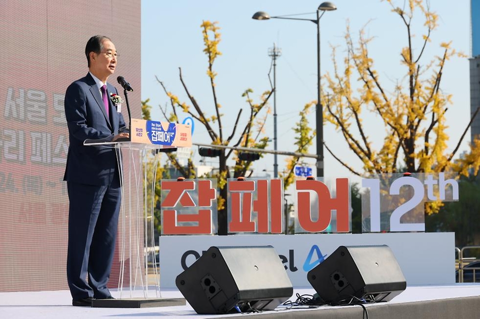 한덕수 국무총리가 24일 광화문광장에서 열린 동아일보 리스타트 잡페어에서 연설을 하고 있다.