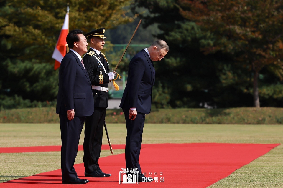 10월 24일 윤석열 대통령 부부는 용산 대통령실에서 안제이 두다 폴란드 대통령 내외 국빈방한 공식 환영식을 가졌습니다.