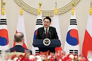 10월 24일 윤석열 대통령 부부는 청와대 영빈관에서 한국을 국빈 방문 중인 ‘안제이 두다(Andrzej Duda)’ 폴란드 대통령과 ‘아가타 콘하우저-두다(Agata Kornhauser-Duda)’ 영부인을 위한 국빈만찬을 함께 했습니다.