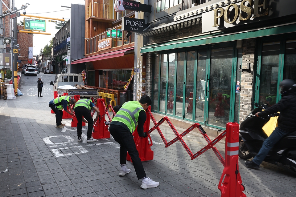 25일 서울 용산구 이태원 골목에서 관계자들이 인파 관리를 위한 안전 펜스를 설치하고 있다. 정부는 25일부터 다음 달 1일까지 8일간을 핼러윈 대비 특별대책기간으로 정하고 서울 이태원, 홍대, 명동과 부산 서면, 대구 동성로 등 27개 인파밀집 예상 지역에 현장순찰과 안전 펜스 설치, 교통 통제 등 안전 관리에 총력을 다할 예정이다.