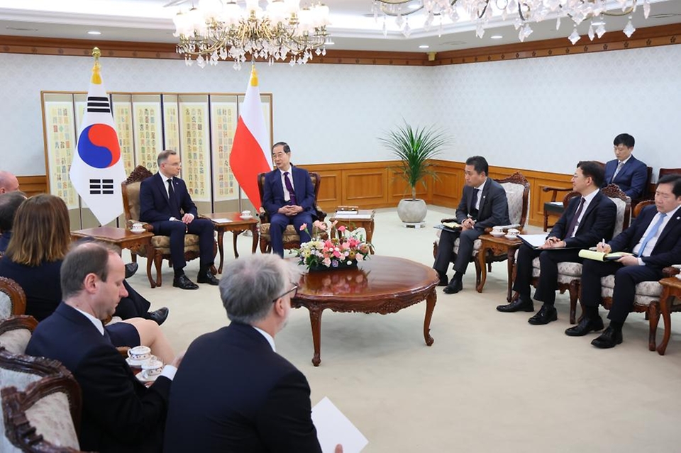 한덕수 국무총리가 24일 세종대로 정부서울청사에서 안제이 두다 폴란드 대통령를 접견, 인사 및 환담을 나누고 있다.