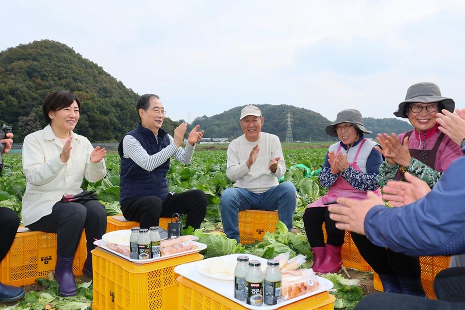 한덕수 국무총리가 27일 충남 아산시 배방읍의 한 배추밭을 찾아 배추 수확을 하고 농민들과 간담회를 하고 있다.