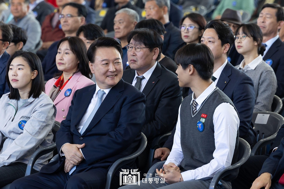 10월 30일 윤석열 대통령은 경북 울진에서 열린 신한울 1·2호기 종합준공 및 3·4호기 착공식 행사에 참석했습니다.