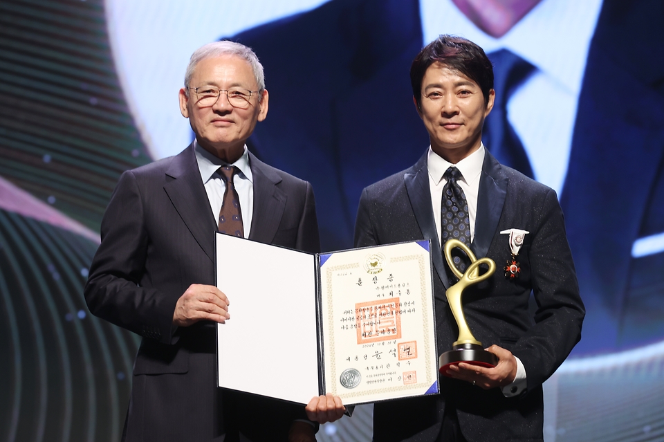 31일 오후 서울 중구 국립극장 해오름극장에서 ‘2024 대한민국 대중문화예술상’ 시상식이 열렸다. 이날 은관문화훈장은 신구, 강부자, 김창완, 방송작가 임기홍, 이문세, 최수종 등 6명, 대통령표창은 김목경, 염혜란, 조정석, 홍광호, 김한민, 김도현, 이태경이 수상했다. 국무총리 표창은 천우희, 이재훈, 최재림, 장기하, 김영진, 장재현, 김성수, 켄지 등 8명이다. 문화체육관광부 장관 표창은 안은진, 차은우, 고민시, 잔나비, 데이식스, 실리카겔, 윤성호, 정호연, 윤종호 등 10명이다.