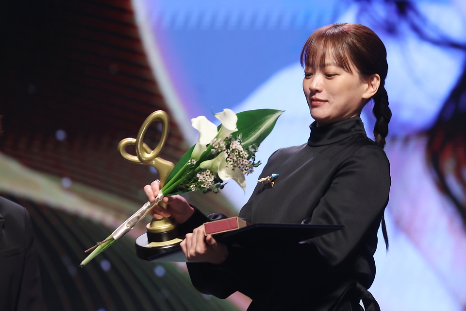 31일 오후 서울 중구 국립극장 해오름극장에서 ‘2024 대한민국 대중문화예술상’ 시상식이 열렸다. 이날 은관문화훈장은 신구, 강부자, 김창완, 방송작가 임기홍, 이문세, 최수종 등 6명, 대통령표창은 김목경, 염혜란, 조정석, 홍광호, 김한민, 김도현, 이태경이 수상했다. 국무총리 표창은 천우희, 이재훈, 최재림, 장기하, 김영진, 장재현, 김성수, 켄지 등 8명이다. 문화체육관광부 장관 표창은 안은진, 차은우, 고민시, 잔나비, 데이식스, 실리카겔, 윤성호, 정호연, 윤종호 등 10명이다.