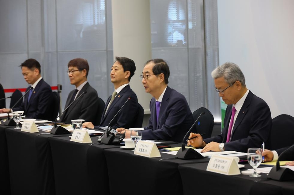 한덕수 국무총리가 1일 서초구 세빛섬에서 열린 제7차 수소경제위원회를 주재하고 있다.