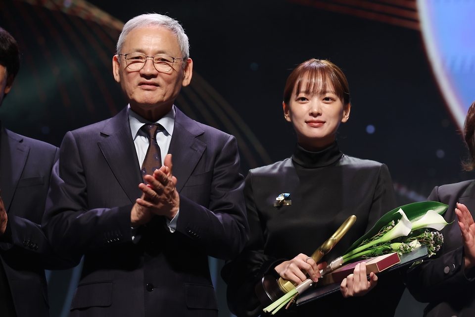 31일 오후 서울 중구 국립극장 해오름극장에서 ‘2024 대한민국 대중문화예술상’ 시상식이 열렸다. 이날 은관문화훈장은 신구, 강부자, 김창완, 방송작가 임기홍, 이문세, 최수종 등 6명, 대통령표창은 김목경, 염혜란, 조정석, 홍광호, 김한민, 김도현, 이태경이 수상했다. 국무총리 표창은 천우희, 이재훈, 최재림, 장기하, 김영진, 장재현, 김성수, 켄지 등 8명이다. 문화체육관광부 장관 표창은 안은진, 차은우, 고민시, 잔나비, 데이식스, 실리카겔, 윤성호, 정호연, 윤종호 등 10명이다.