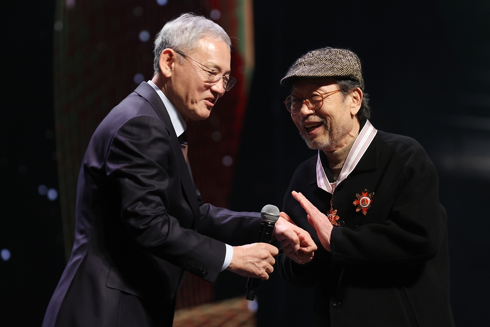 31일 오후 서울 중구 국립극장 해오름극장에서 ‘2024 대한민국 대중문화예술상’ 시상식이 열렸다. 이날 은관문화훈장은 신구, 강부자, 김창완, 방송작가 임기홍, 이문세, 최수종 등 6명, 대통령표창은 김목경, 염혜란, 조정석, 홍광호, 김한민, 김도현, 이태경이 수상했다. 국무총리 표창은 천우희, 이재훈, 최재림, 장기하, 김영진, 장재현, 김성수, 켄지 등 8명이다. 문화체육관광부 장관 표창은 안은진, 차은우, 고민시, 잔나비, 데이식스, 실리카겔, 윤성호, 정호연, 윤종호 등 10명이다.