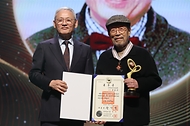 31일 오후 서울 중구 국립극장 해오름극장에서 ‘2024 대한민국 대중문화예술상’ 시상식이 열렸다. 이날 은관문화훈장은 신구, 강부자, 김창완, 방송작가 임기홍, 이문세, 최수종 등 6명, 대통령표창은 김목경, 염혜란, 조정석, 홍광호, 김한민, 김도현, 이태경이 수상했다. 국무총리 표창은 천우희, 이재훈, 최재림, 장기하, 김영진, 장재현, 김성수, 켄지 등 8명이다. 문화체육관광부 장관 표창은 안은진, 차은우, 고민시, 잔나비, 데이식스, 실리카겔, 윤성호, 정호연, 윤종호 등 10명이다.