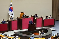 한덕수 국무총리가 4일 국회에서 열린 본회의에서 2025년도 예산안 및 기금운용계획안에 대한 시정연설을 하고 있다.