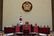 한덕수 국무총리가 4일 국회에서 열린 본회의에서 2025년도 예산안 및 기금운용계획안에 대한 시정연설을 하고 있다.