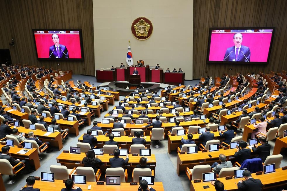 한덕수 국무총리가 4일 국회에서 열린 본회의에서 2025년도 예산안 및 기금운용계획안에 대한 시정연설을 하고 있다.