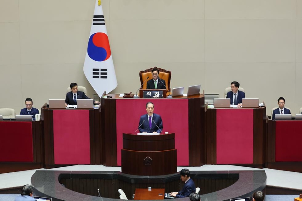 한덕수 국무총리가 4일 국회에서 열린 본회의에서 2025년도 예산안 및 기금운용계획안에 대한 시정연설을 하고 있다.