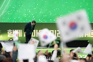 11월 5일 윤석열 대통령은 경기도 일산 킨텍스에서 열린 ‘2024 전국새마을지도자대회’에 참석했습니다.